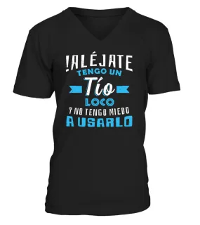 ! Aléjate, tengo un tío loco y no tengo miedo a usarlo Camiseta cuello en V Unisex