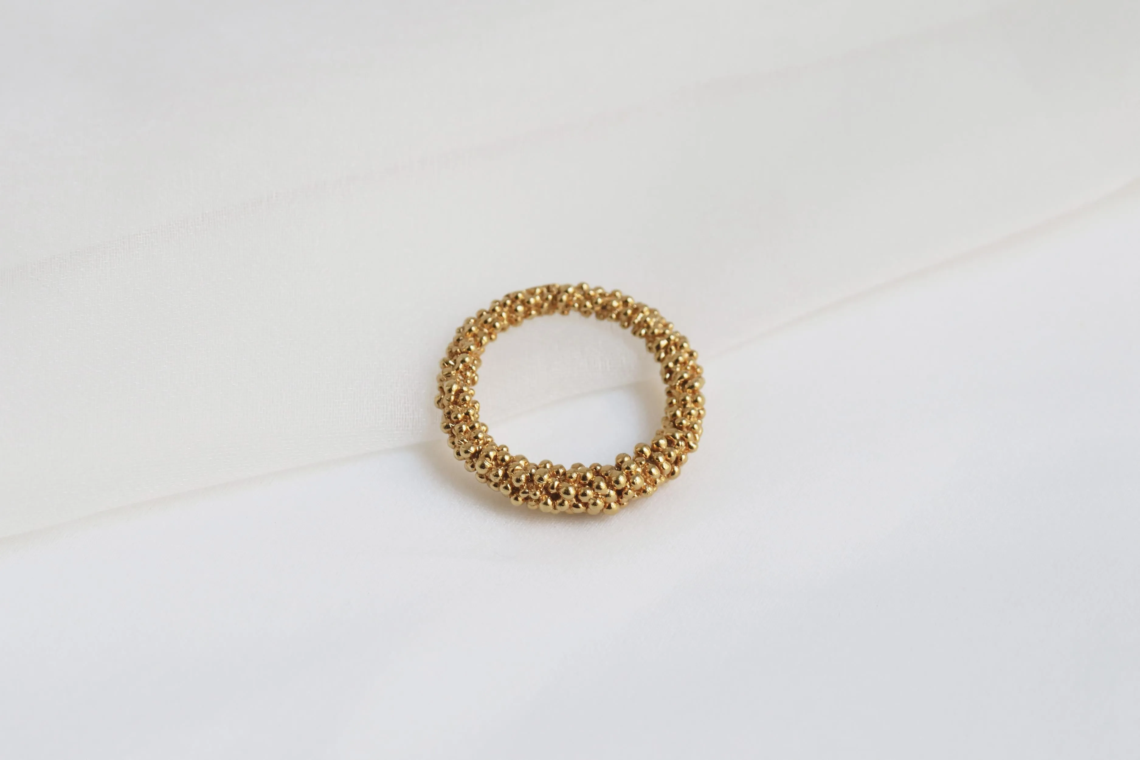Anillo dorado Stardust de Carme Fàbregas