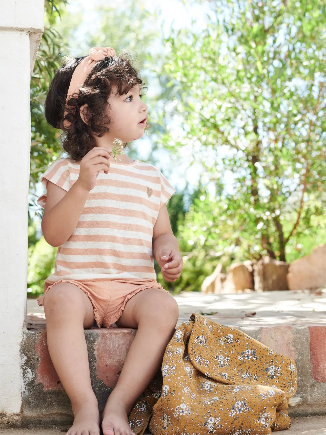 Conjunto para bebé: short, camiseta a rayas y cinta del pelo