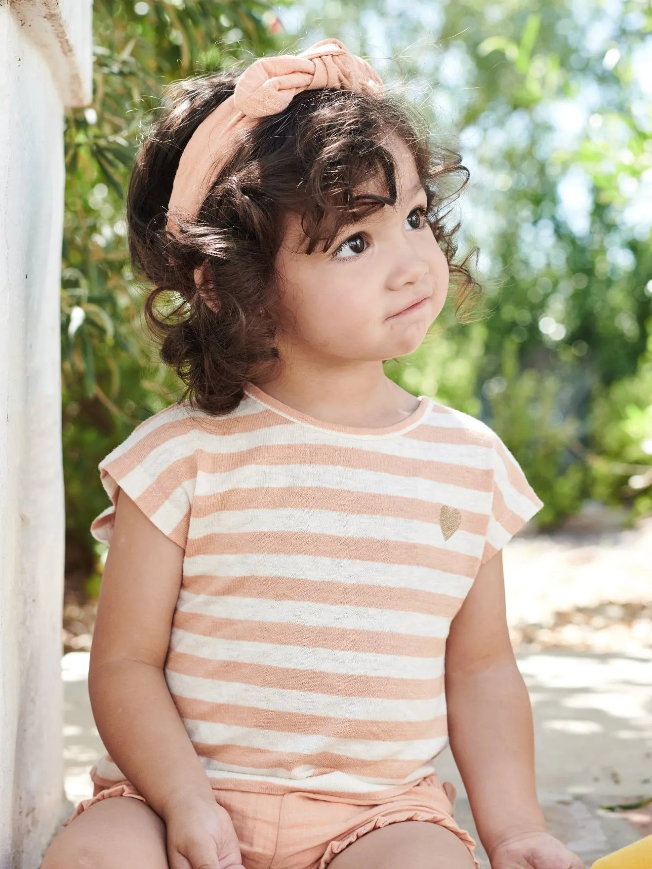 Conjunto para bebé: short, camiseta a rayas y cinta del pelo
