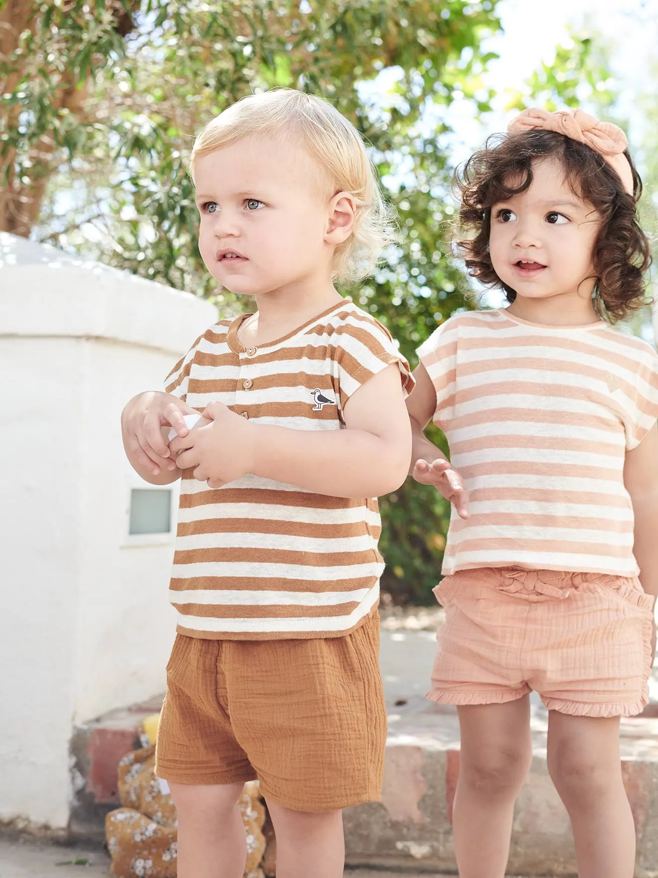 Conjunto para bebé: short, camiseta a rayas y cinta del pelo