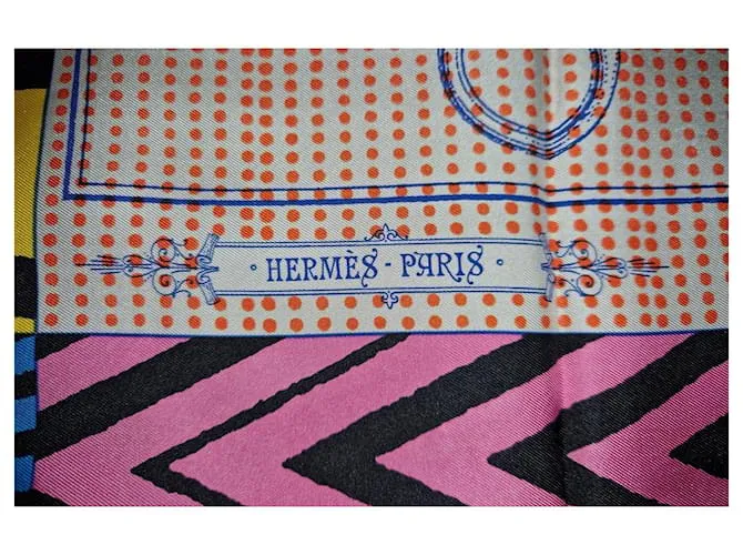 Cuadrado de seda de Hermès con cabezas de caballos y cuernos de atalajes. Multicolor 
