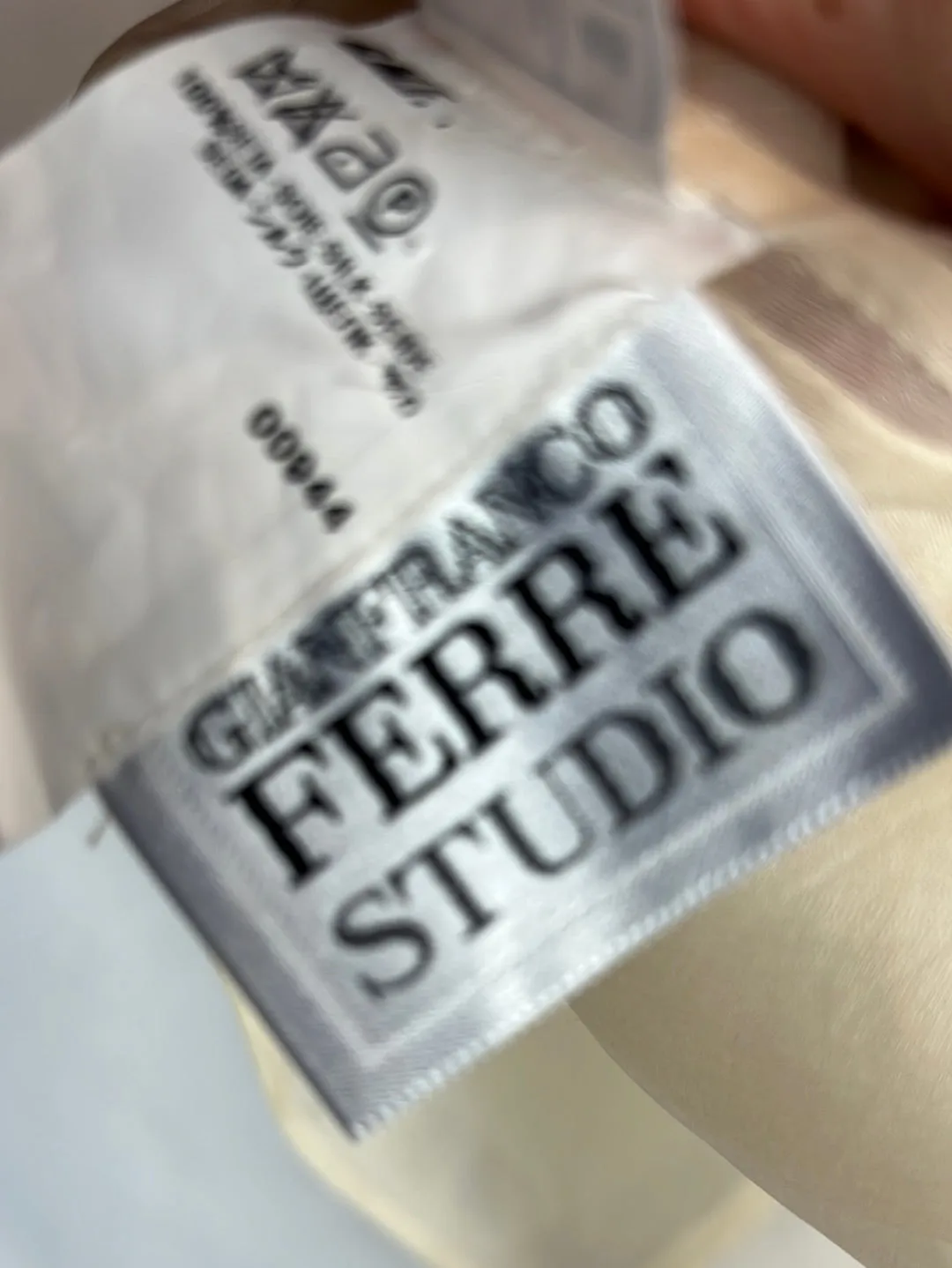 GIANFRANCO FERRÉ. Conjunto seda detalle mangas. T 42