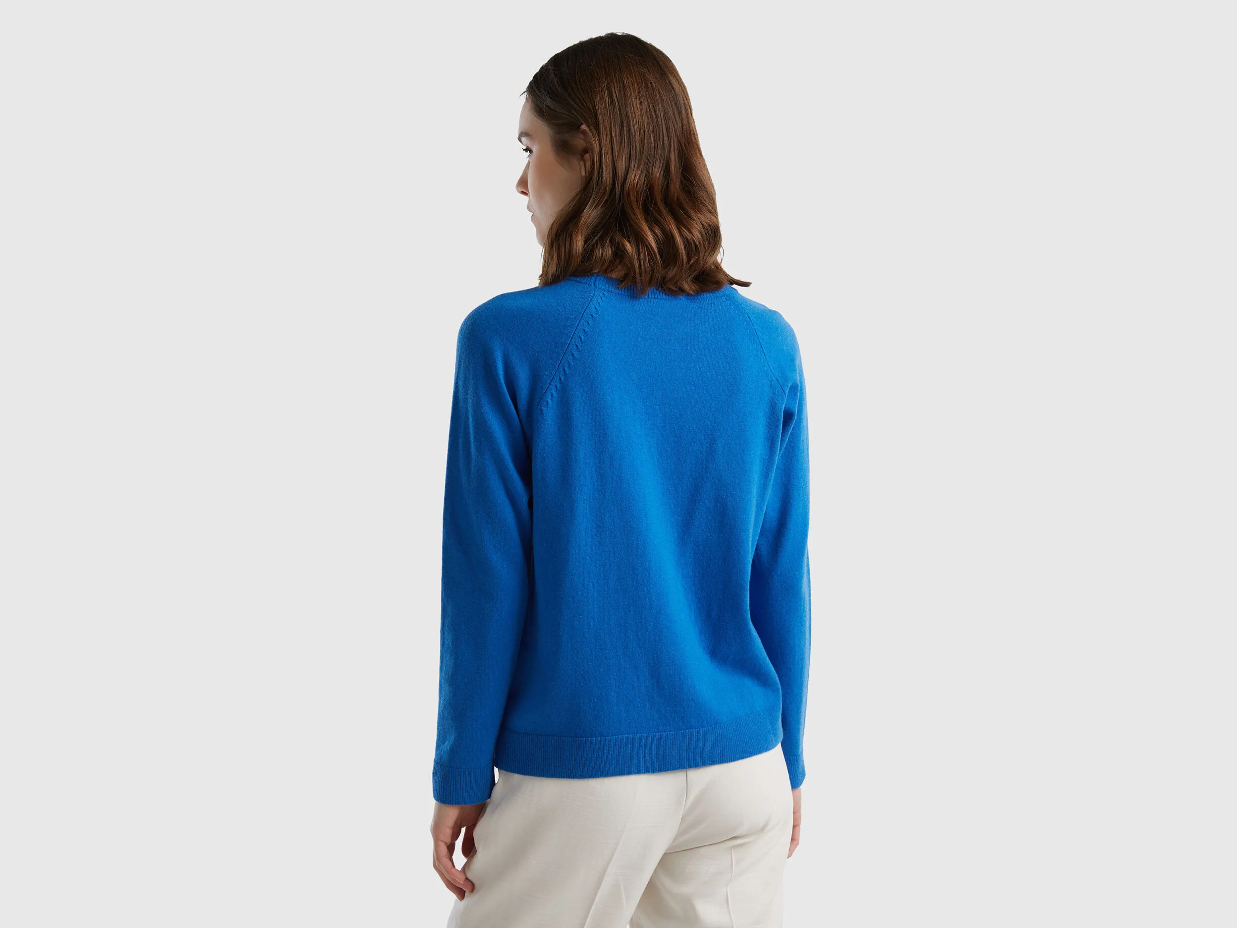 Jersey azul oscuro de cuello redondo en mezcla de lana y cachemir