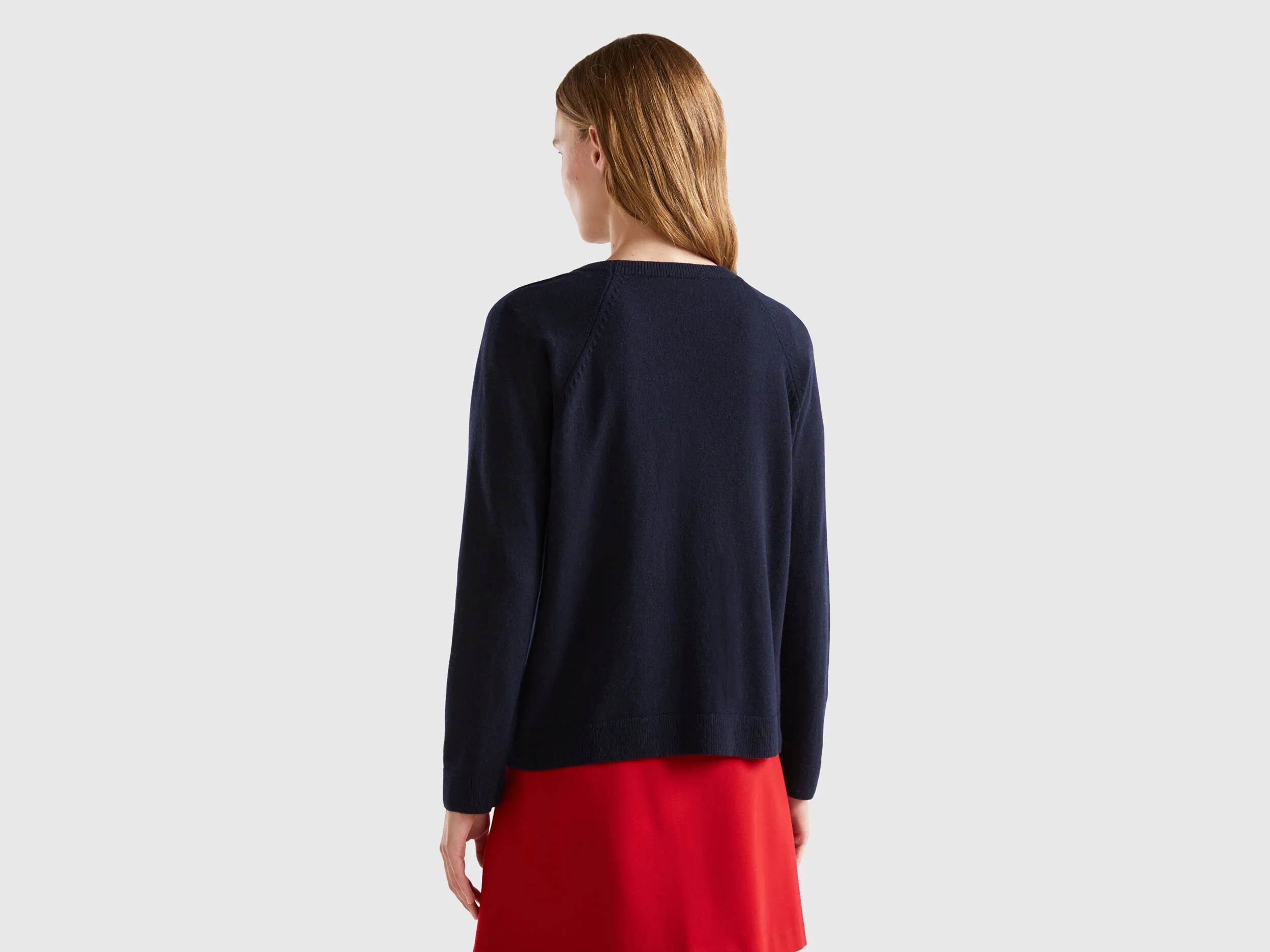 Jersey de cuello redondo azul oscuro en mezcla de lana y cachemir