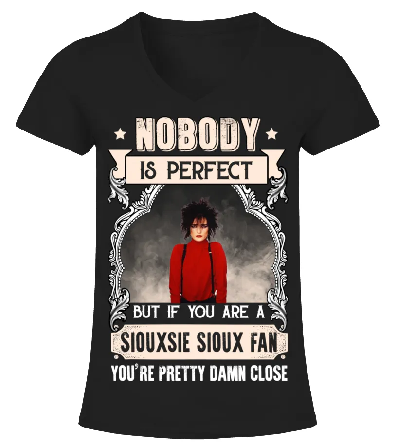 NOBODY IS PERFECT BUT IF YOU ARE A SIOUXSIE SIOUX FAN YOU'RE PRETTY DAMN CLOSE Camiseta cuello pico Mujer