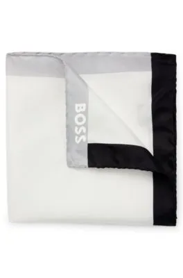 Pañuelo de bolsillo de seda con detalle de la marca y cenefa estampada
