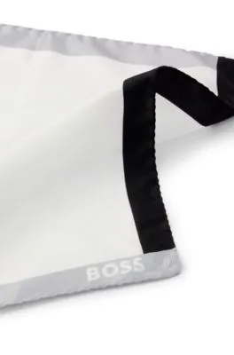 Pañuelo de bolsillo de seda con detalle de la marca y cenefa estampada