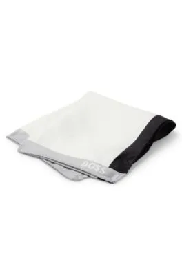 Pañuelo de bolsillo de seda con detalle de la marca y cenefa estampada