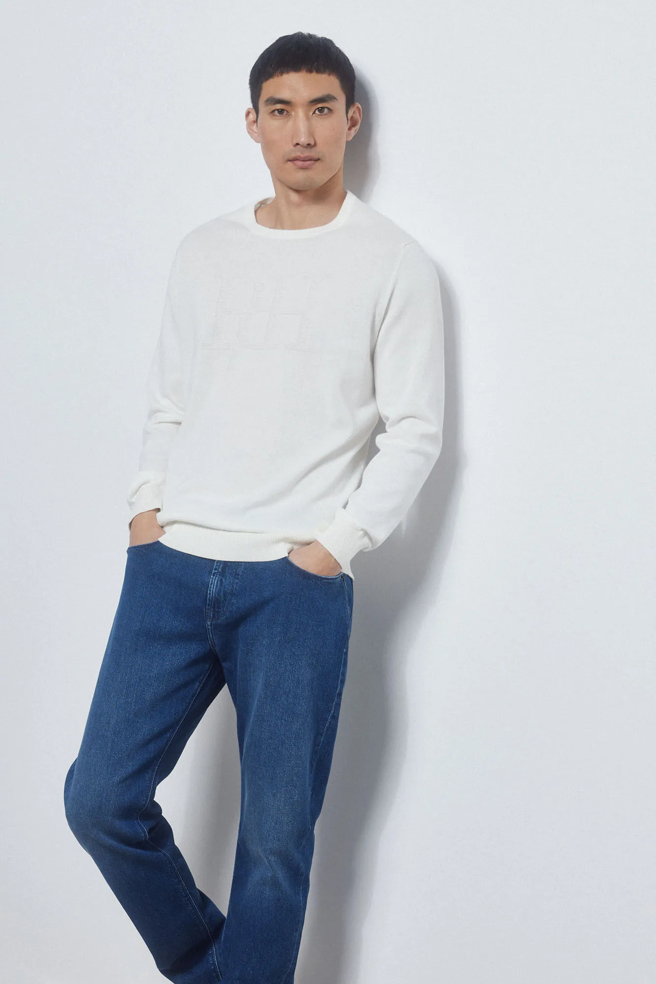 Round neck jumper with chest logo