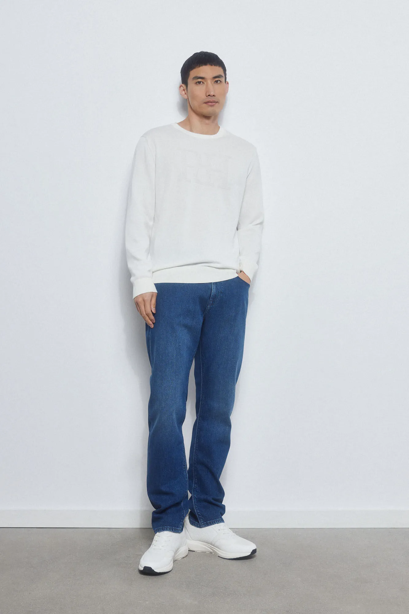 Round neck jumper with chest logo