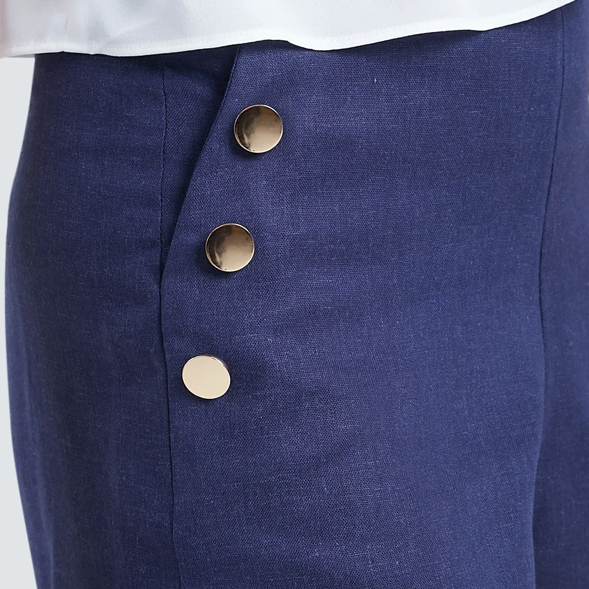 Short Corto Con Botones Decorativos