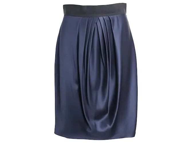 Valentino Garavani Falda midi con parte delantera plisada en seda azul marino de Valentino 